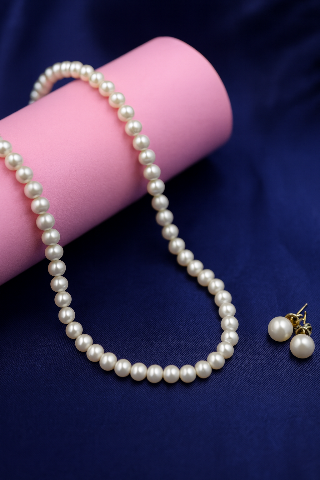 White Round Pearl Necklace and Tops