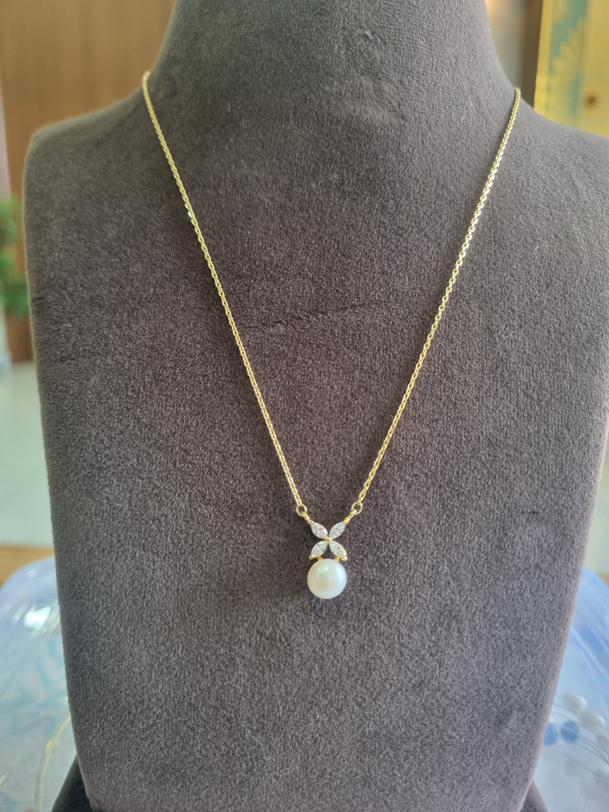 Freshwater pearls pendant with American Diamond (AD) with Golden chain