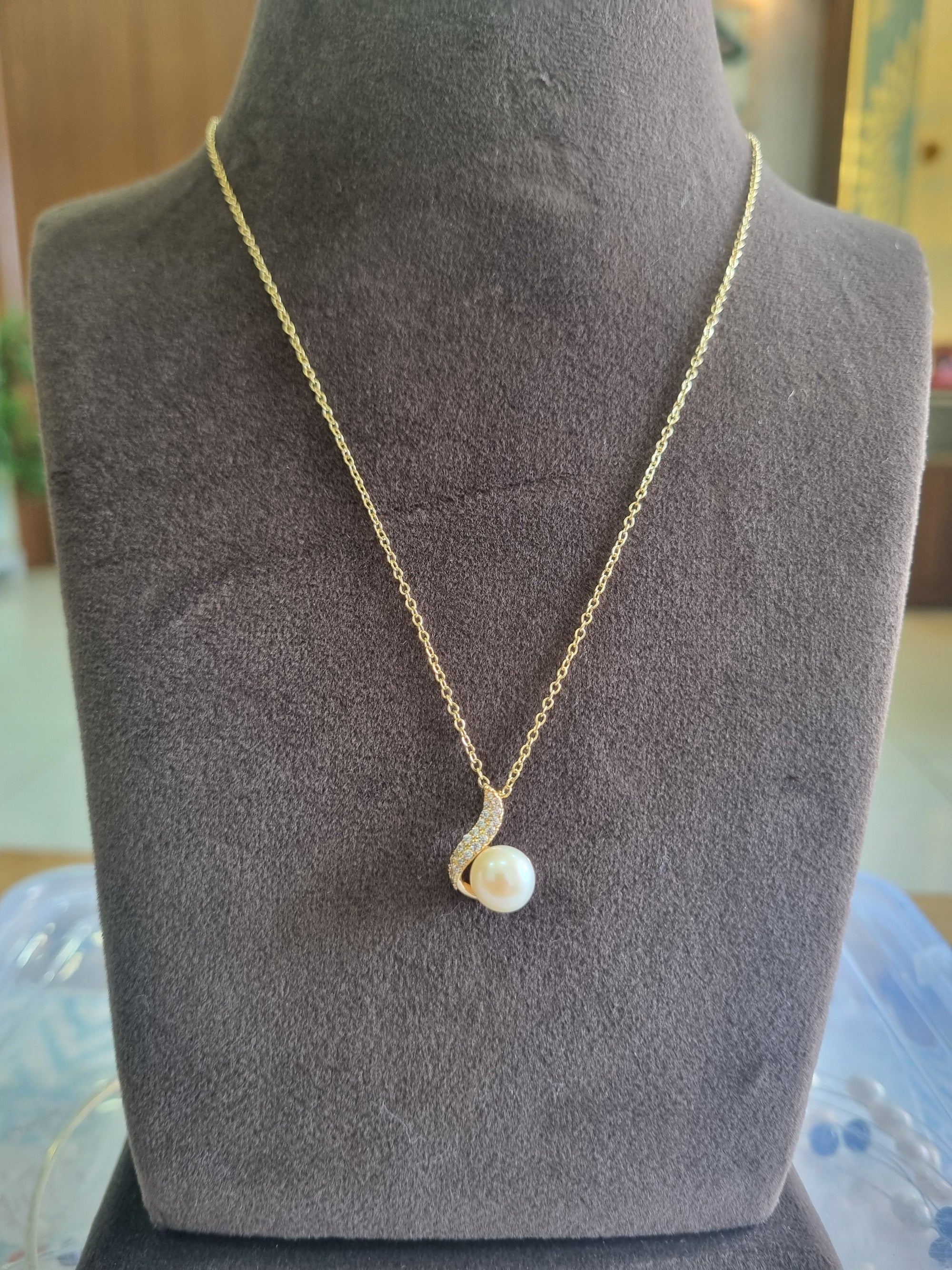 Freshwater pearls pendant with American Diamond (AD) with Golden chain